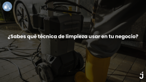 Técnicas de limpieza industrial con maquinaria profesional Técnico usando fregadora industrial en área de limpieza profesional